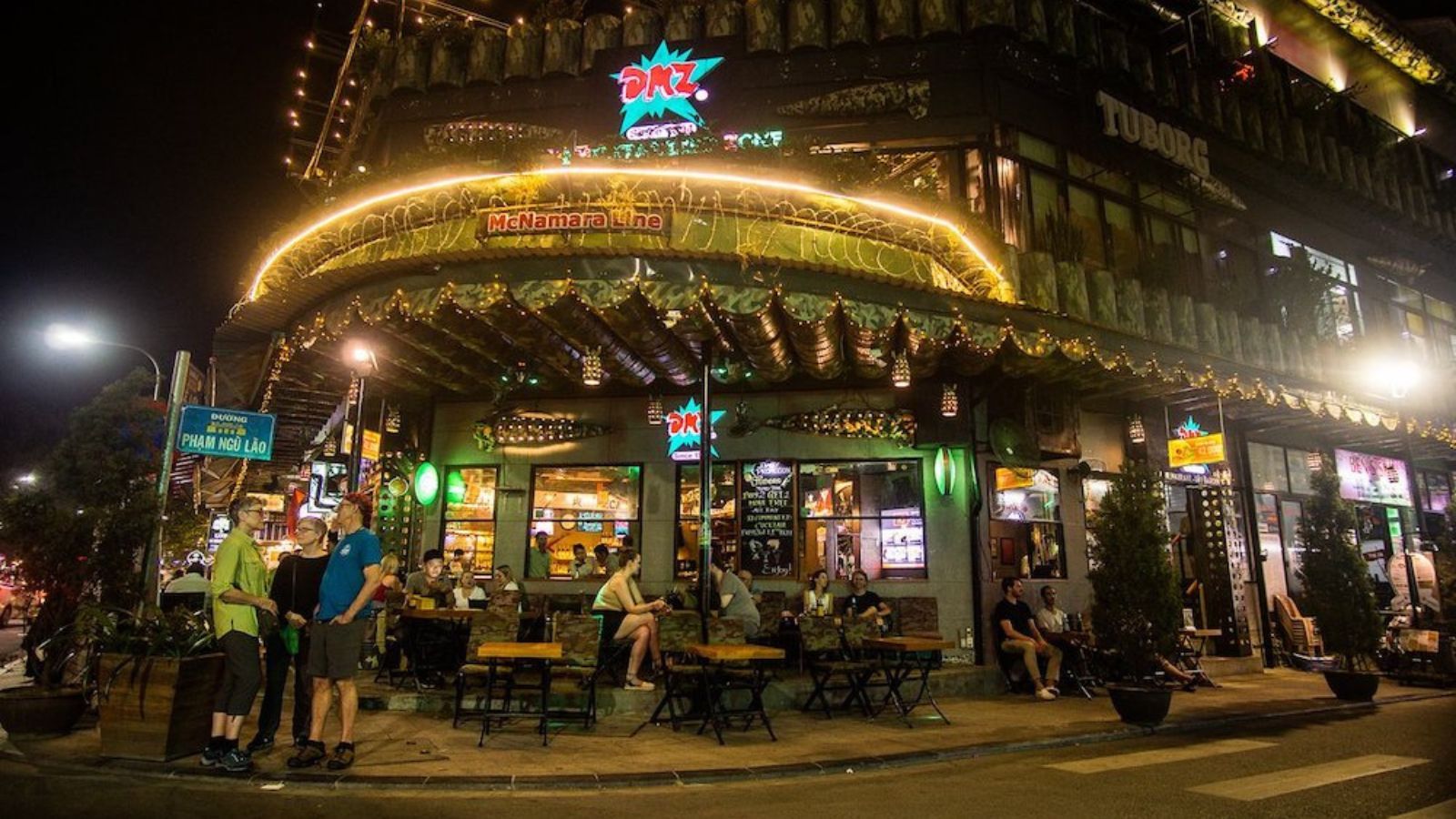 Los puestos y restaurantes a lo largo de la calle Le Loi se vuelven más animados los fines de semana.