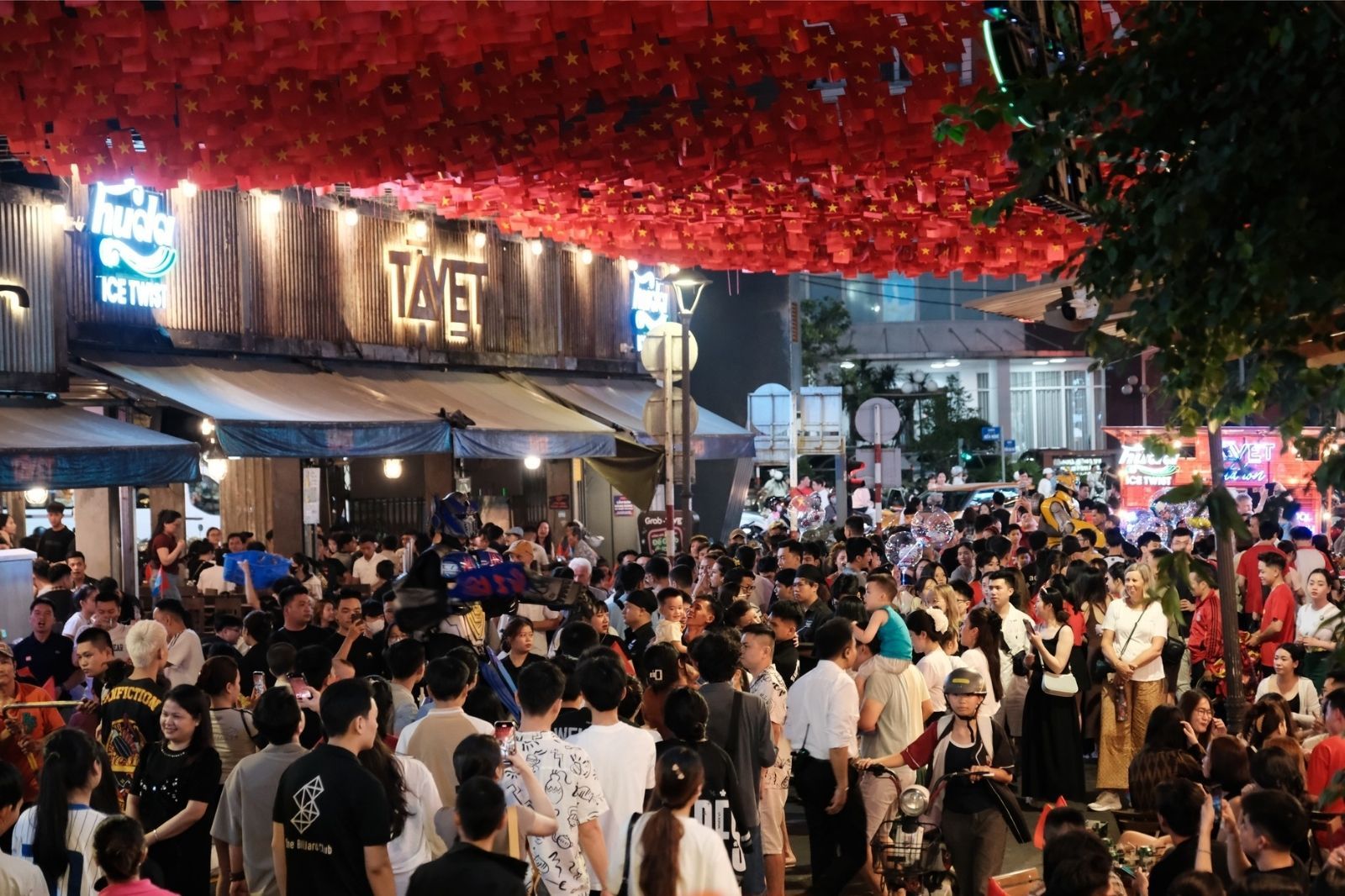 Phố Tây Huế hoạt động náo nhiệt vào cuối tuần