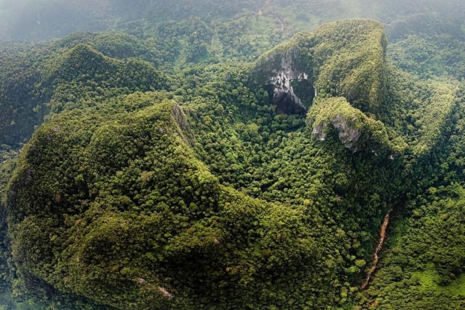 Phong Nha - Kẻ Bàng là một vườn quốc gia rộng lớn