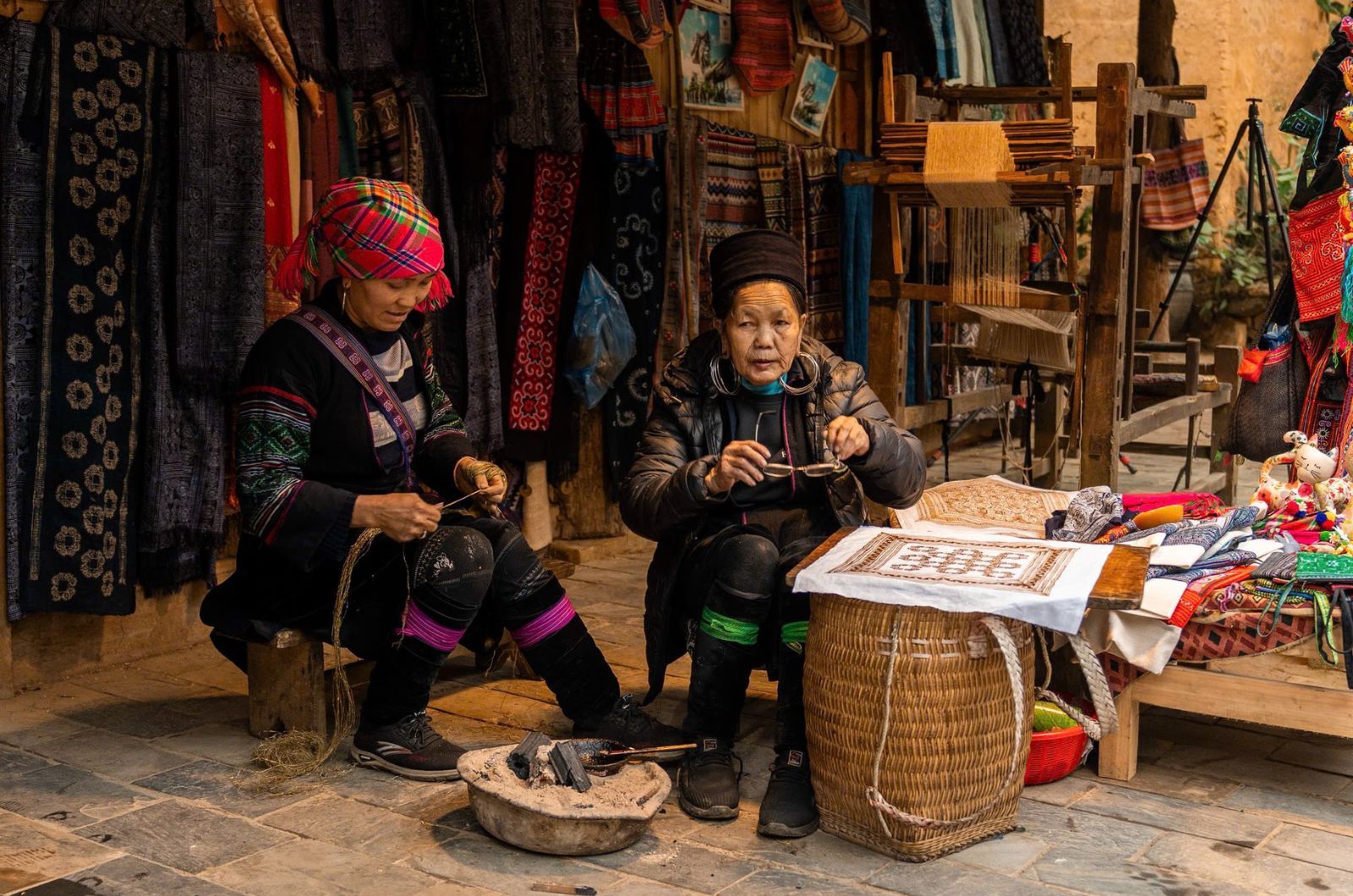 H’Mong-Frauen bei traditioneller Handarbeit
