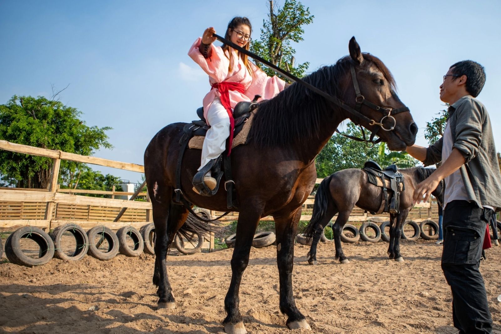 Quá trình cưỡi ngựa được giám sát bảo đảm an toàn  