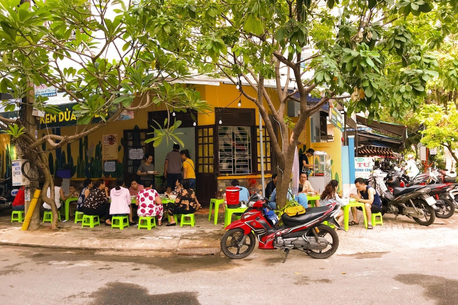 Thưởng thức bánh canh cá nục tại các quán địa phương