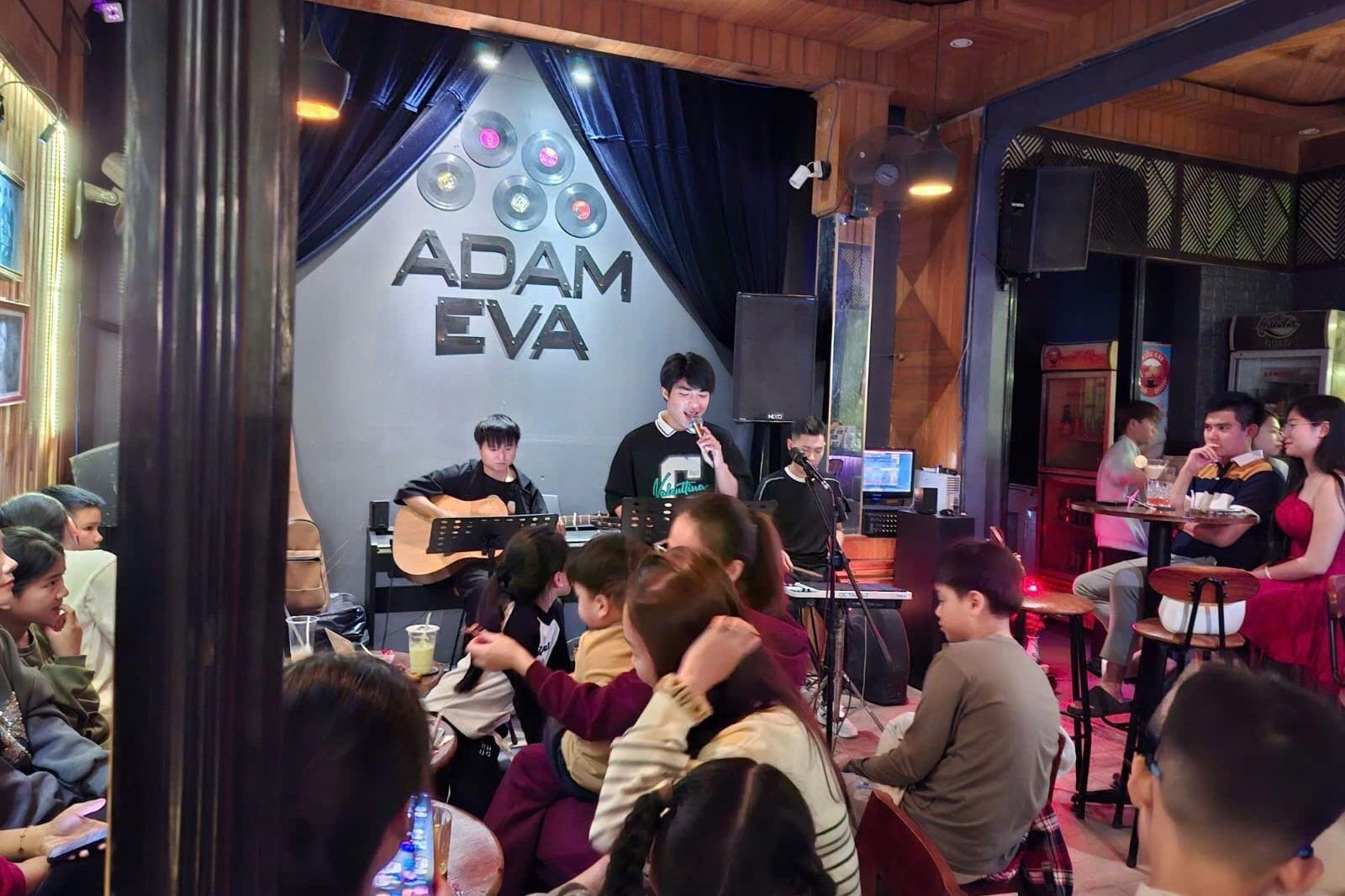 Quán bar Adam & Eva 