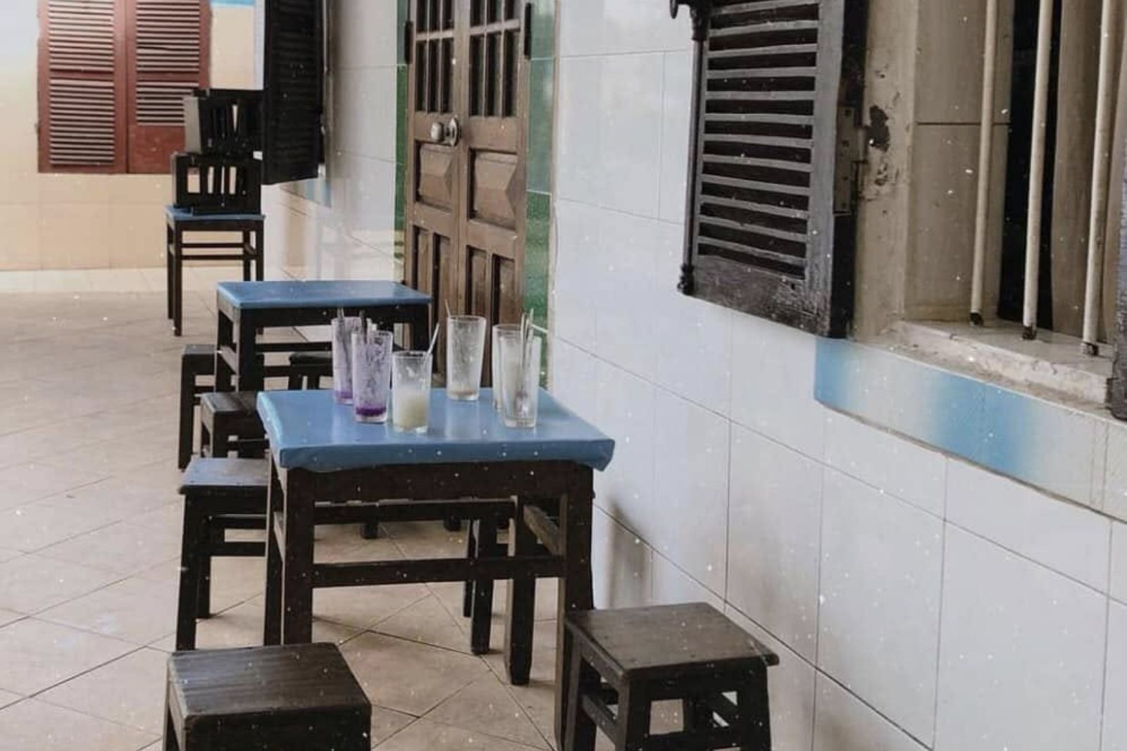 Quán chè nhỏ nằm trong hẻm với bàn ghế đơn sơ