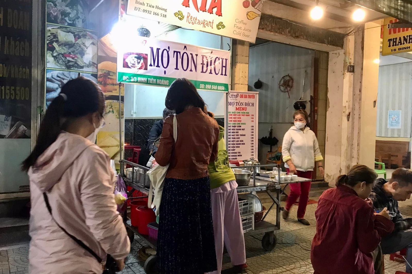 Quán chè mợ Tôn Đích 