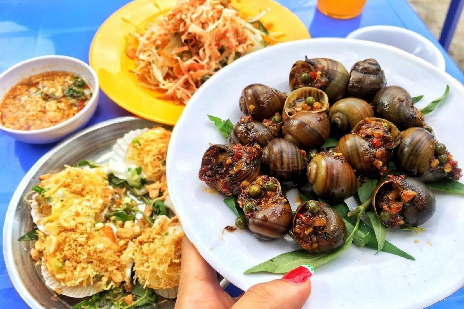 Quán ốc ngon mở tới khuya 