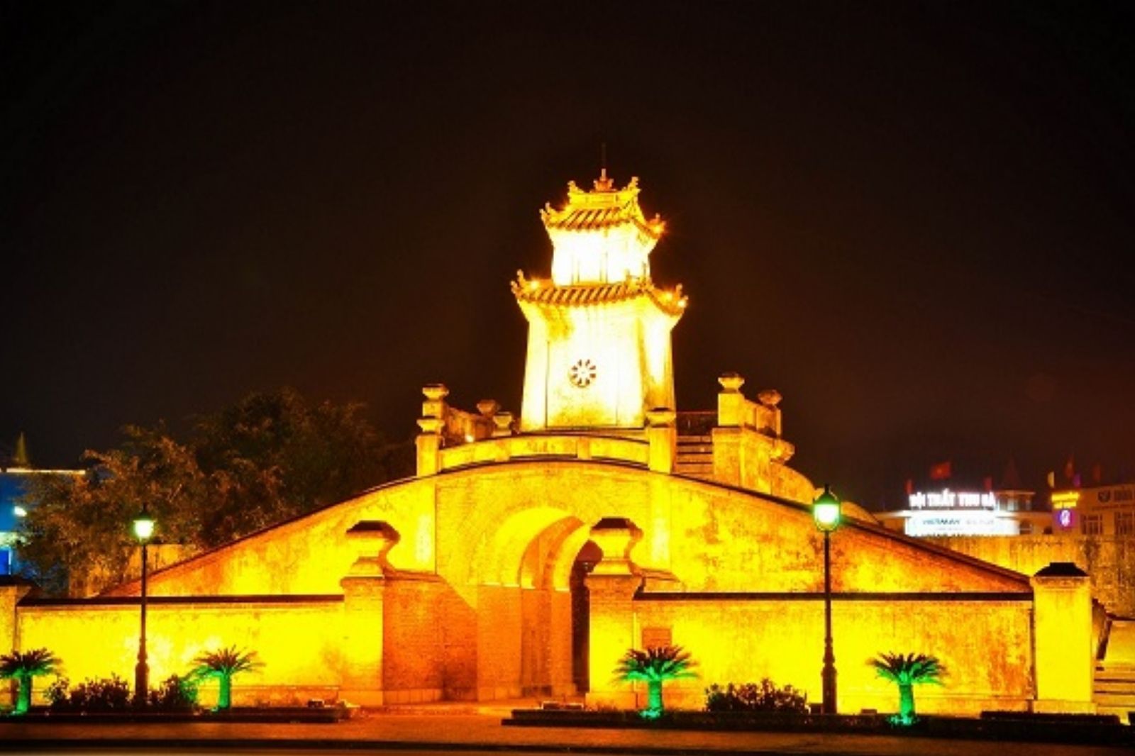 Cổng Bình Quan quay về hướng Tây