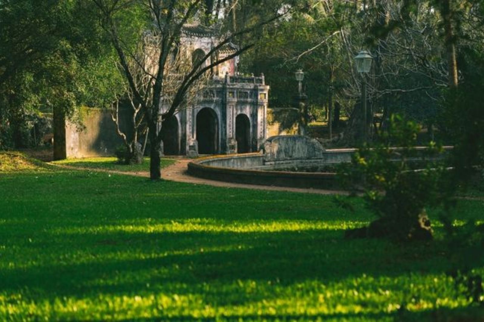 Quanh chùa Từ Hiếu là rừng thông xanh 