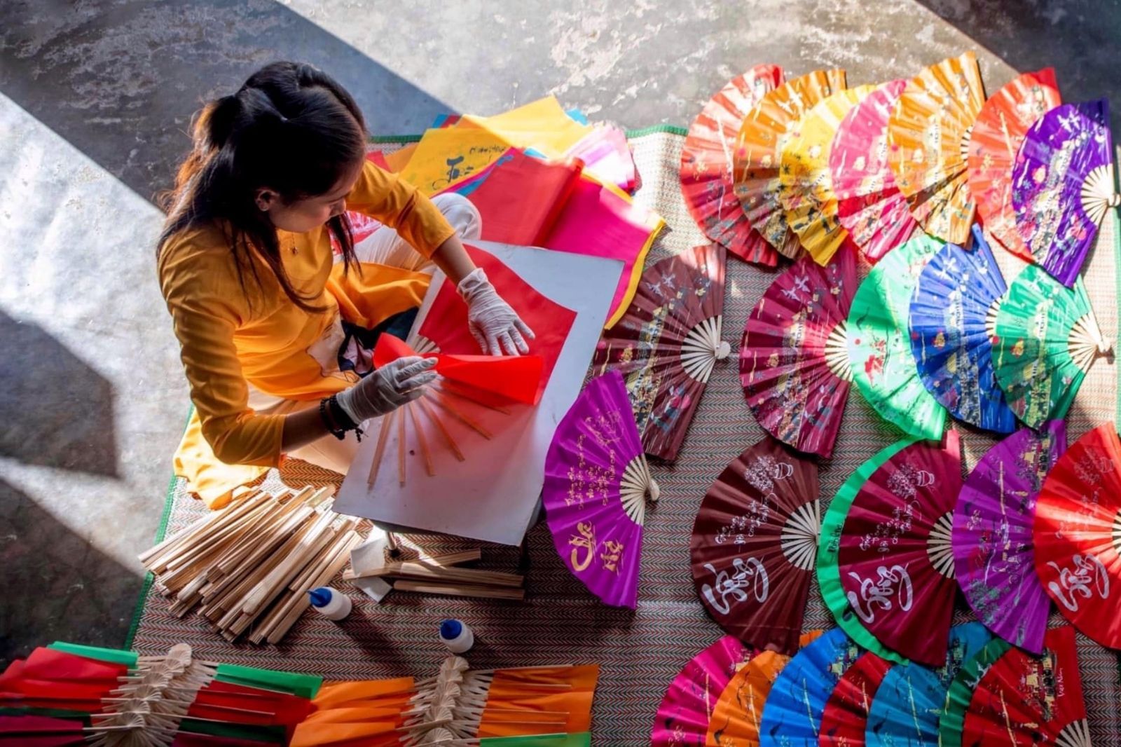 Quạt giấy Bao Vinh trở thành những món quà mang đậm dấu ấn địa phương