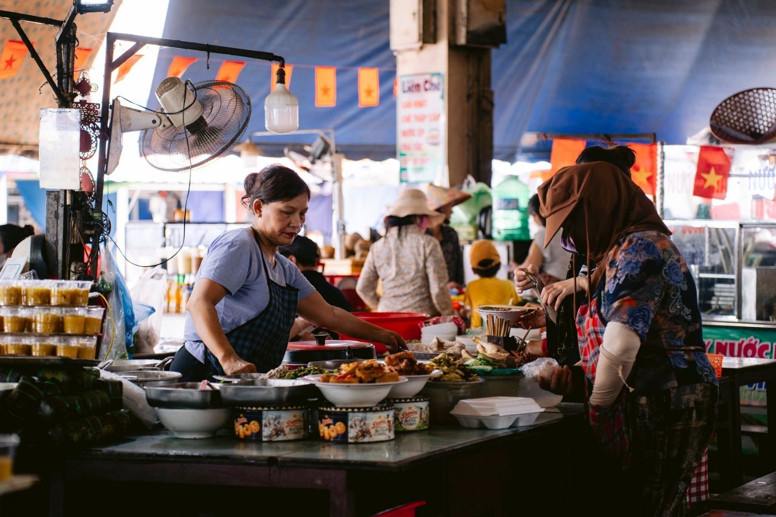 Quầy đồ ăn ở chợ Đông Hà 