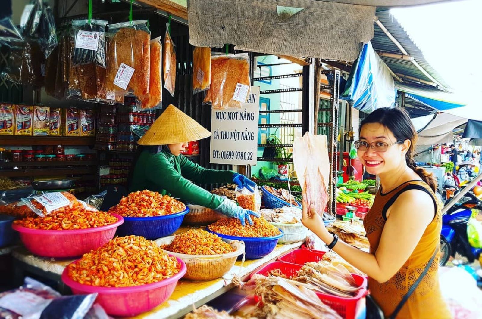 Quầy hải sản khô ở chợ Dương Đông  