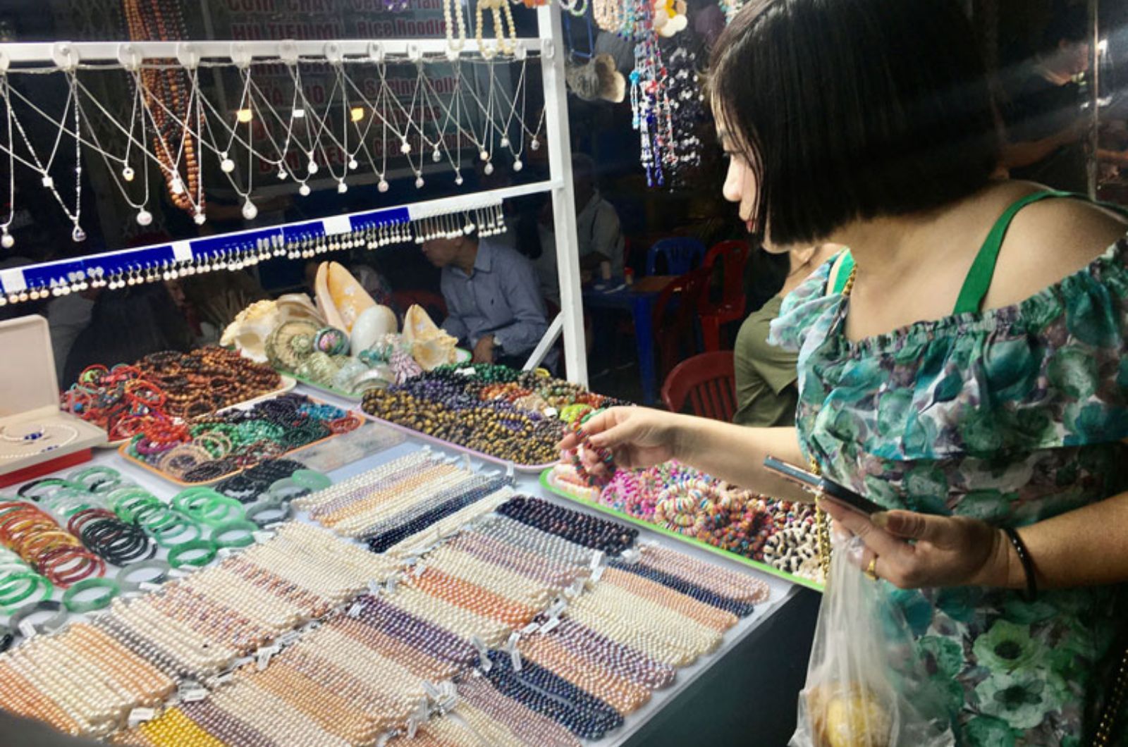 Quầy trang sức từ ngọc trai và vỏ ốc