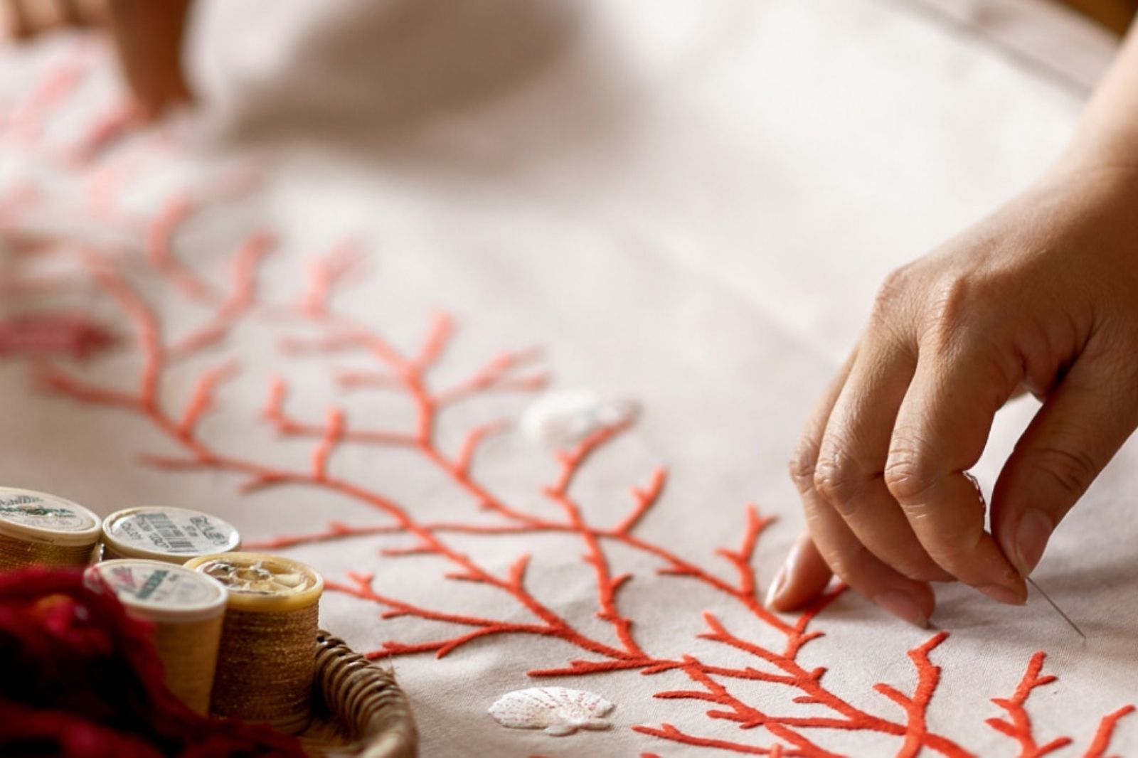 Thêu Ren đòi hỏi sự tỉ mỉ trong từng đường kim mũi chỉ