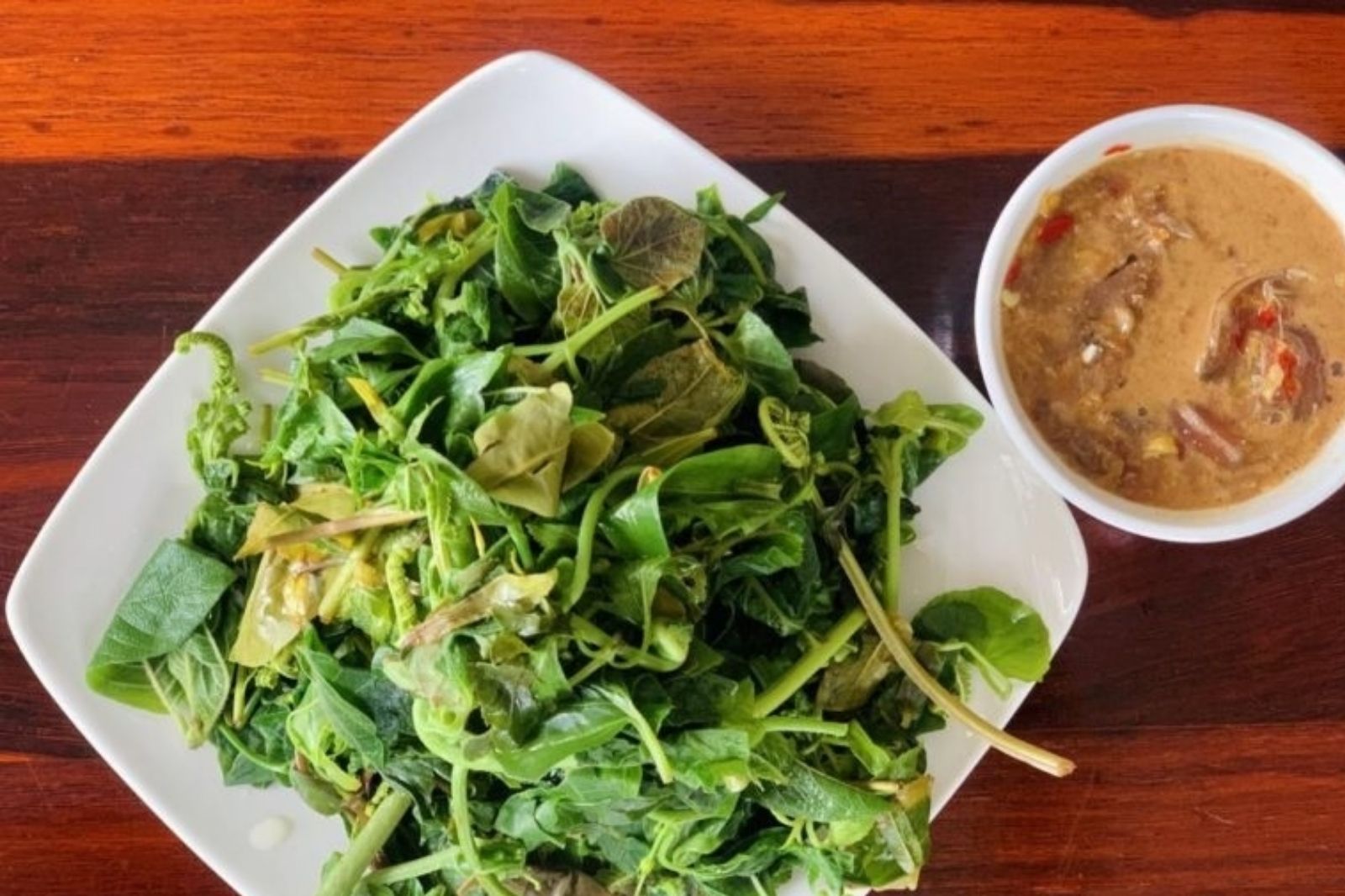 Rau rừng luộc chấm mắm  
