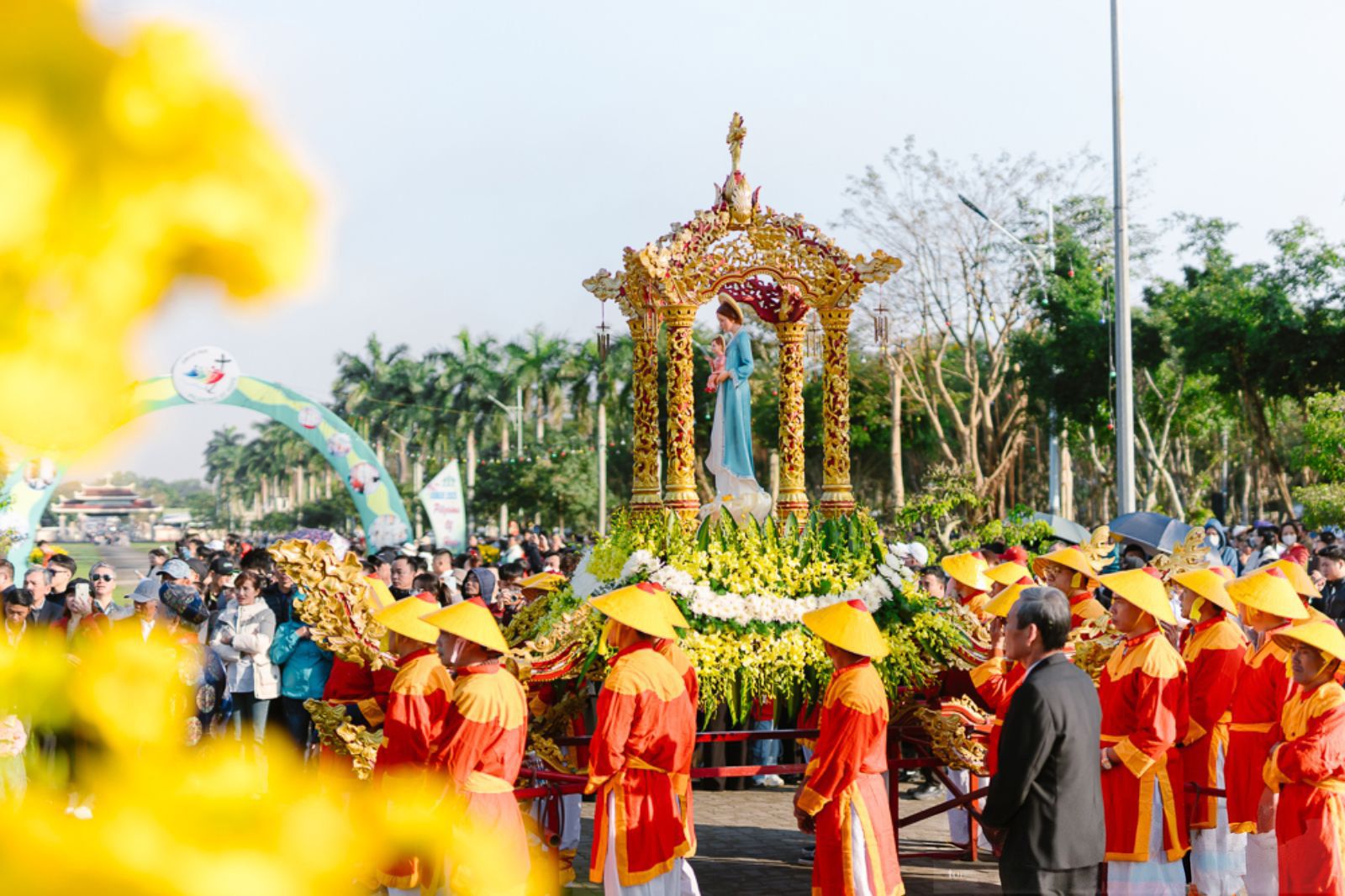 Rước kiệu là nghi lễ quan trọng của lễ hội 