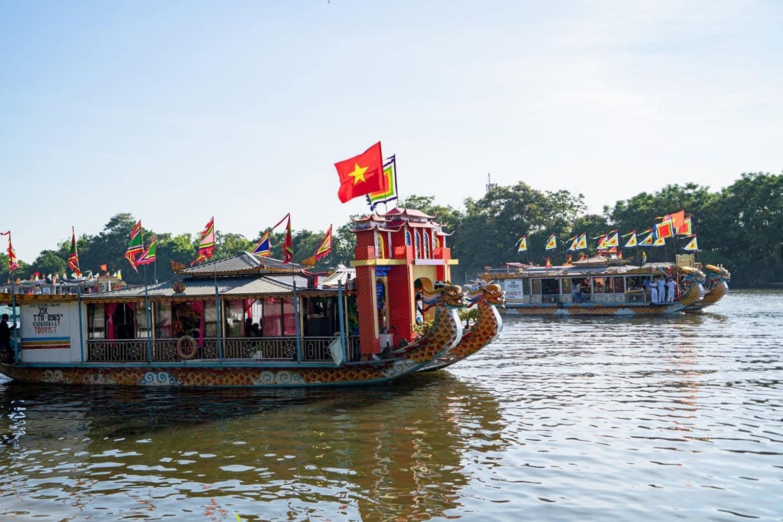 Rước thần trên sông Hương