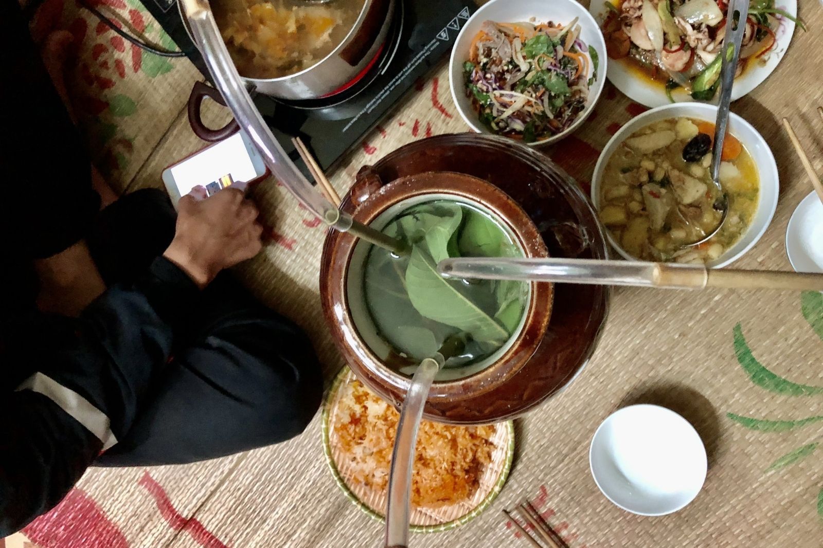 Rượu cần được ủ trong chum vại cùng với thảo mộc 