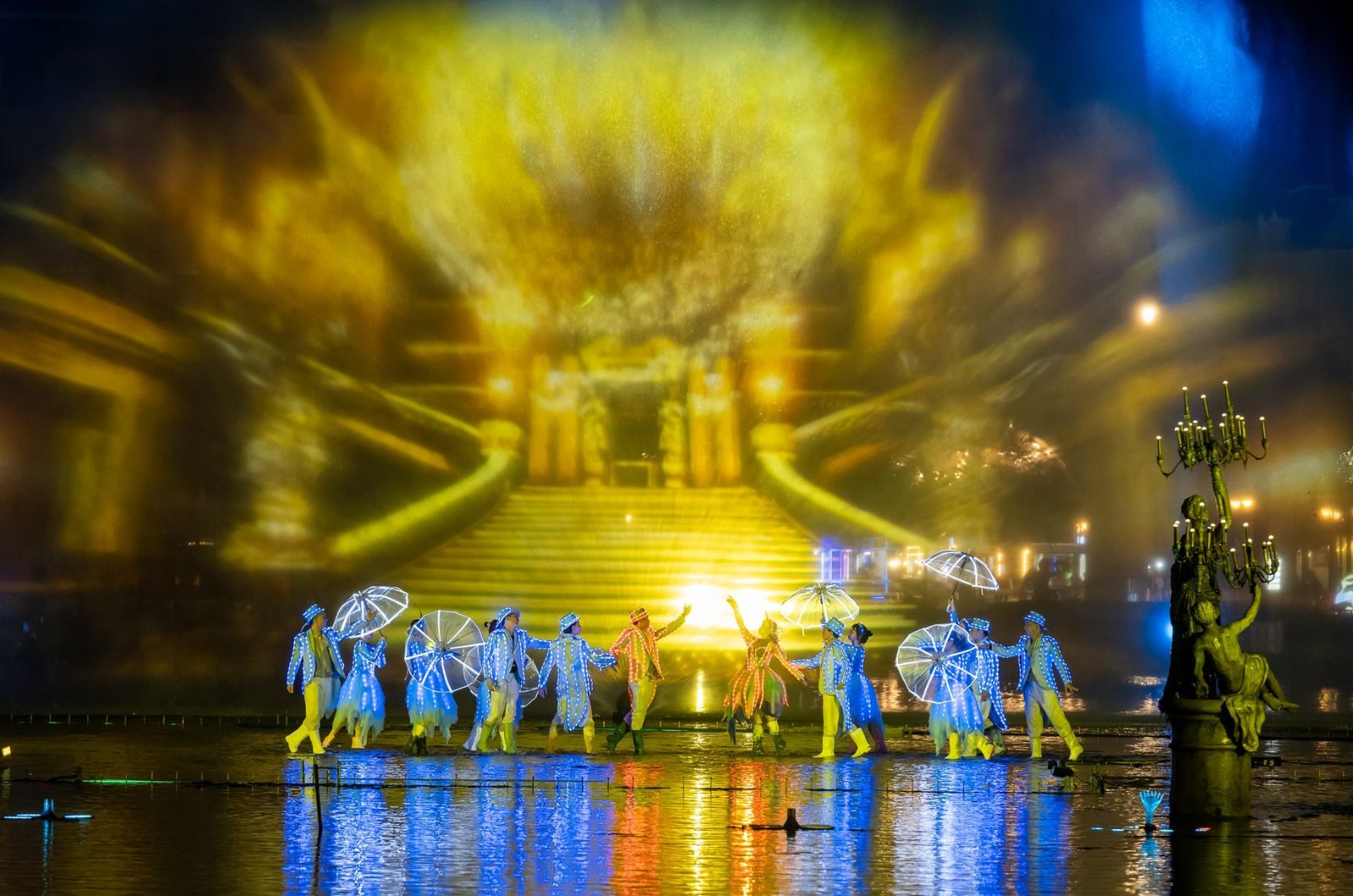 Sân khấu hoành tráng cùng nghệ thuật ánh sáng