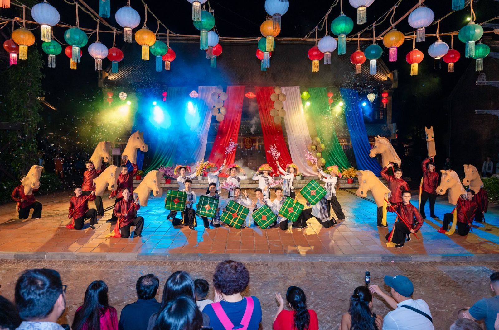 Sân khấu tái hiện những hình ảnh quen thuộc