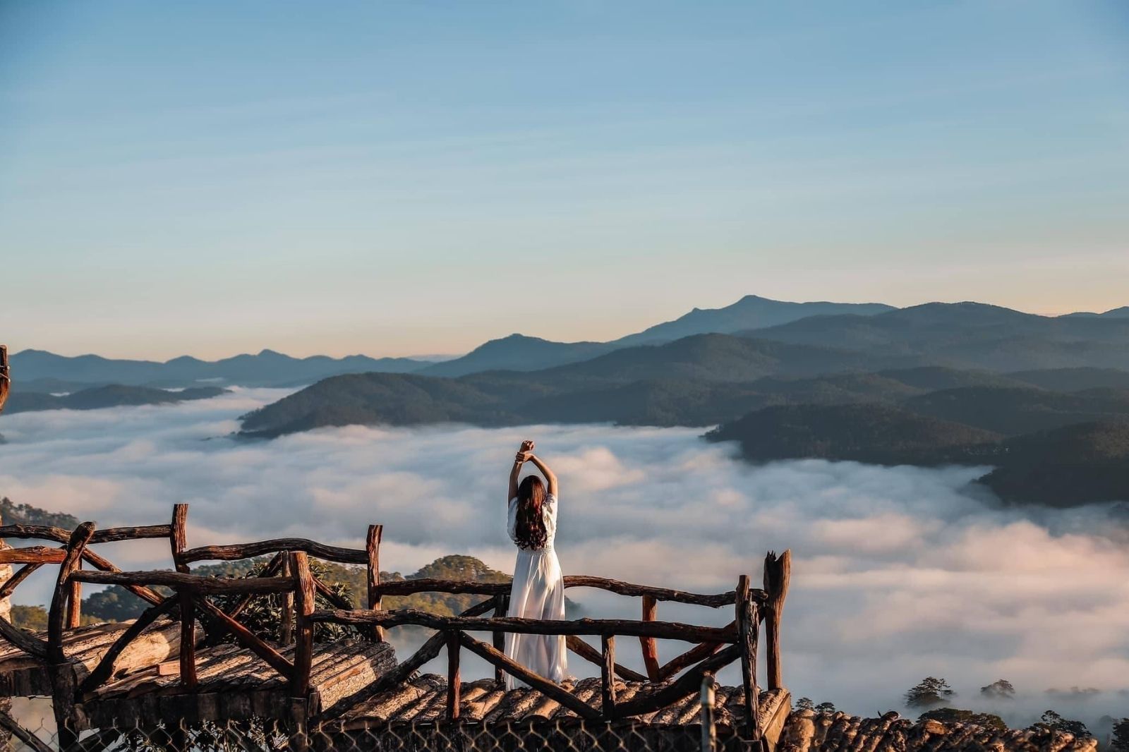 Săn mây vào lúc bình minh vừa lên