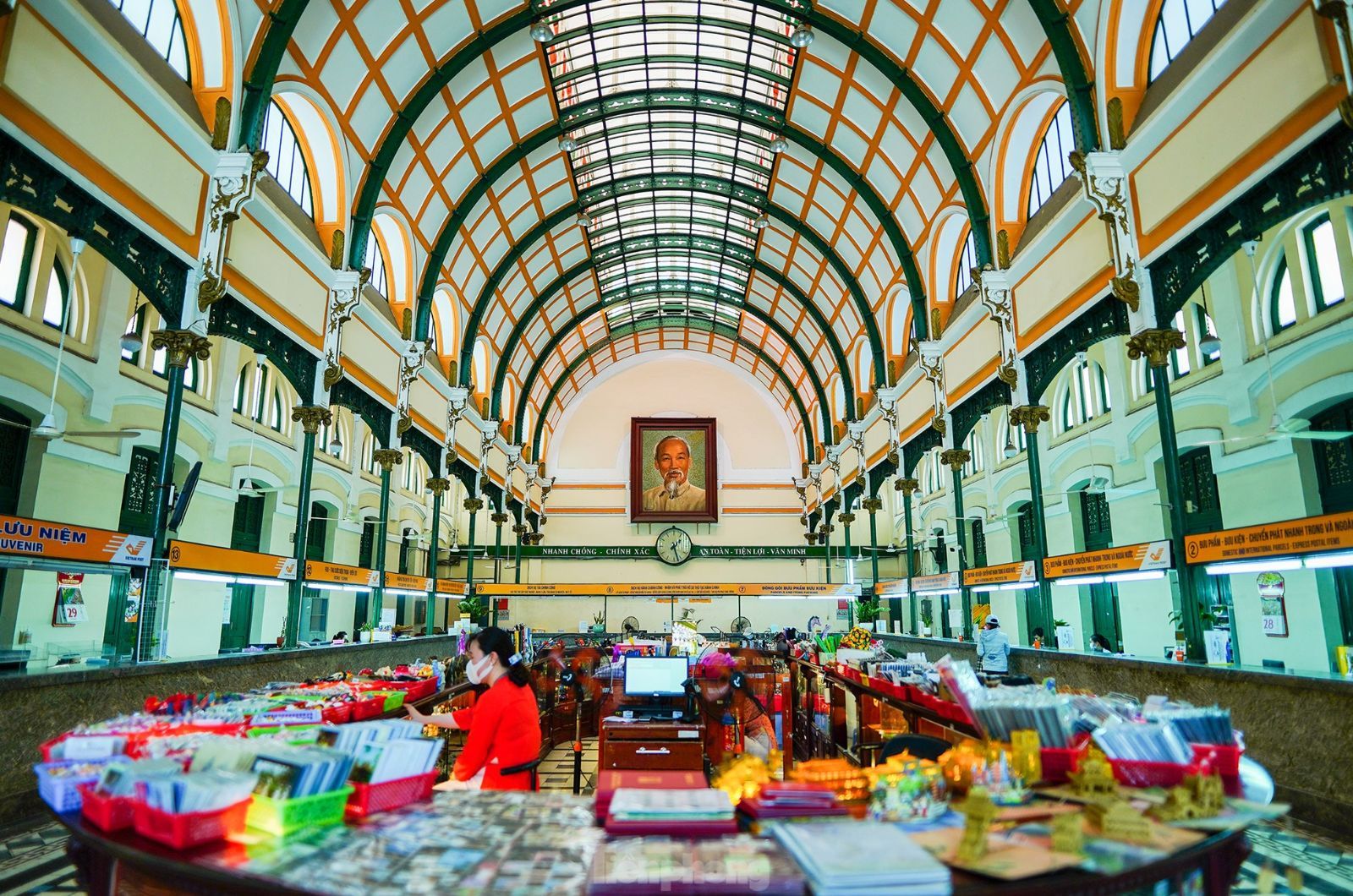 Grand hall intérieur de la Poste centrale de la ville