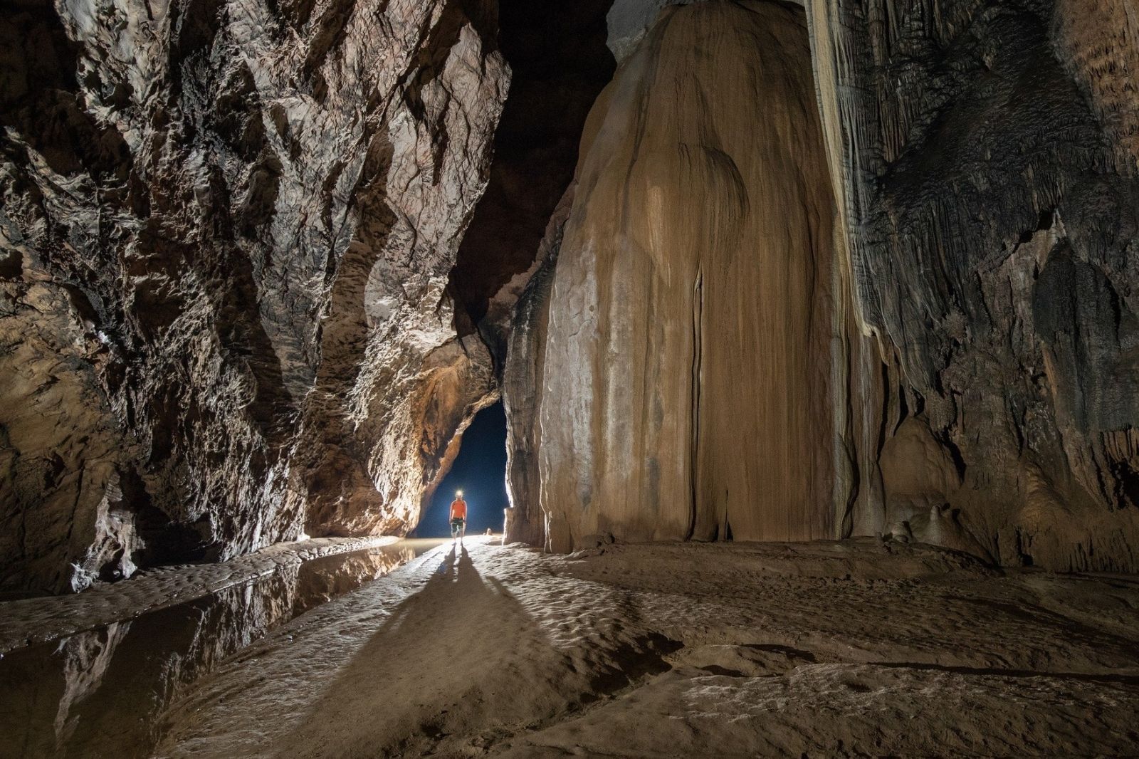 Sâu bên trong Động Thiên Đường là bóng tối 