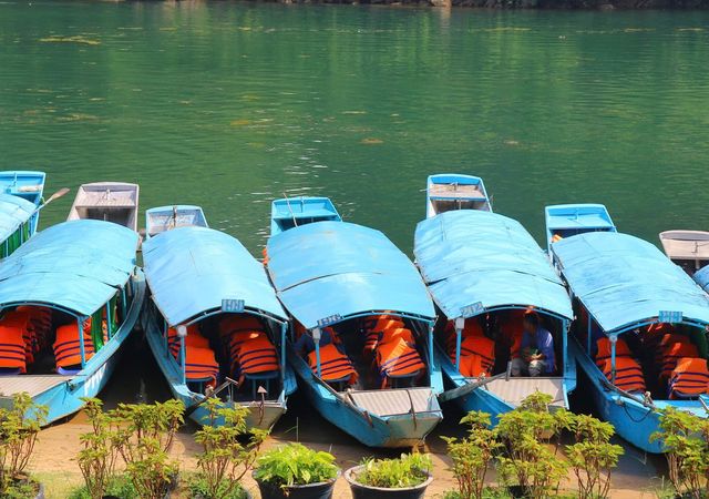 Thuyền san sát trên sông Son