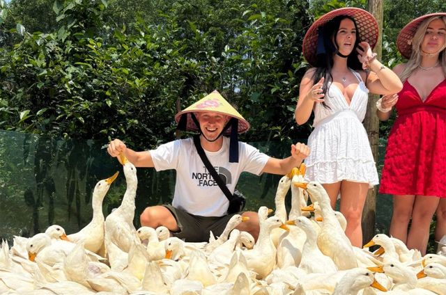 Khách hàng cho vịt ăn 