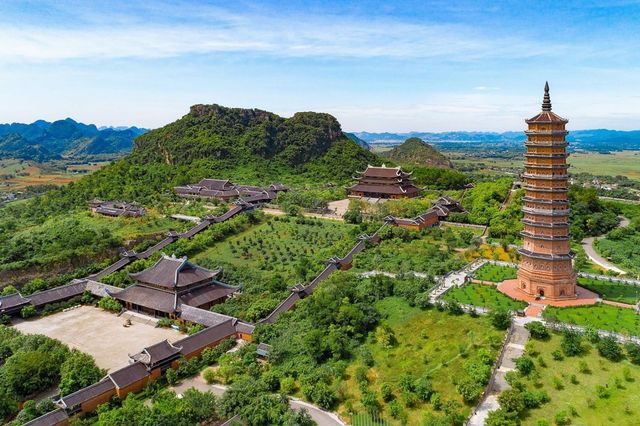 MÂM LỄ DÂNG CÚNG XÁ LỢI PHẬT VỚI HOA SEN VÀ ĐÈN HƯƠNG TRANG NGHIÊM