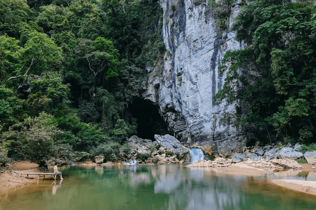 Bên ngoài hang Tú Làn