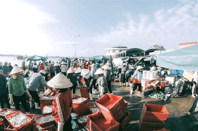 Bí quyết chọn hải sản tươi ngon ở chợ Đồng Hới