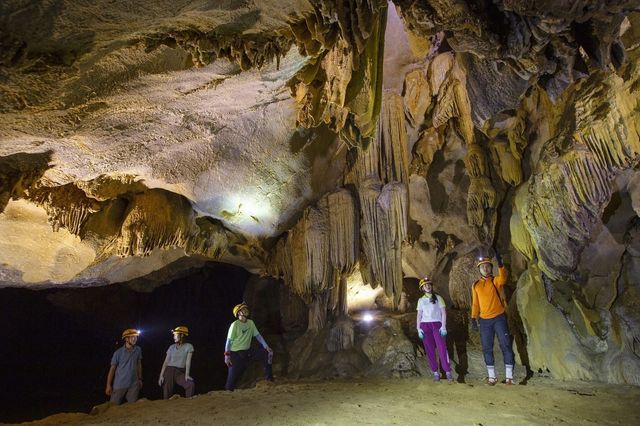 Du lịch mạo hiểm hang Chà Lòi