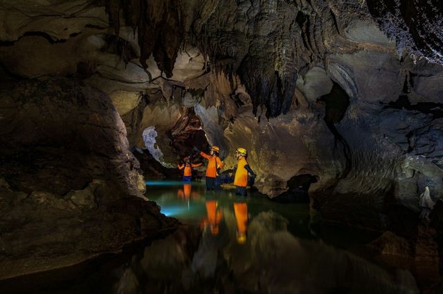 Hang Chà Lòi với dòng sông ngầm dài ở bên trong