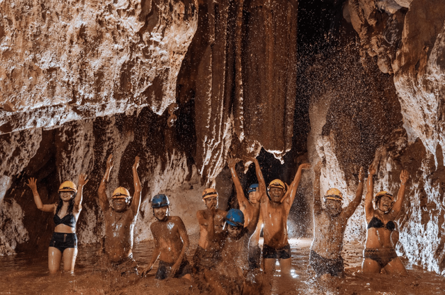 Hoạt động tắm bùn thư giãn tại Hang Tối, Quảng Bình