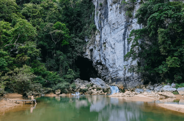Khám phá vẻ đẹp hoang sơ của Hang Tú Làn Quảng Bình