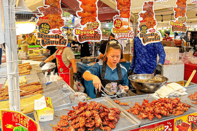 Lễ hội ẩm thực "Mum Kup Mum - FOOD FAIR" tại Lào