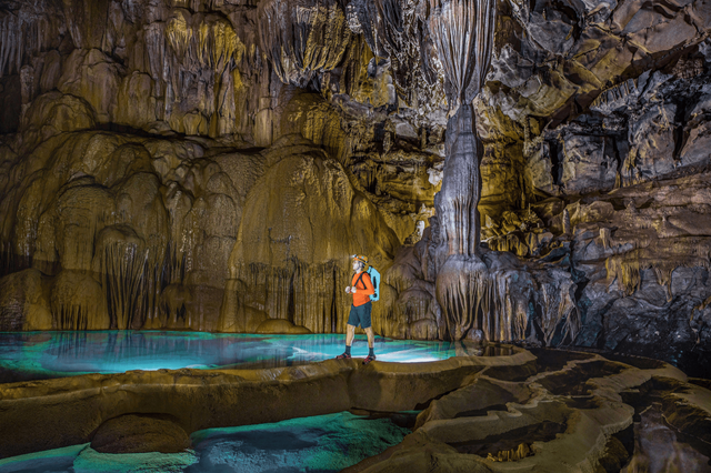 Mang theo gì khi tham gia các tour khám phá hang động và trekking