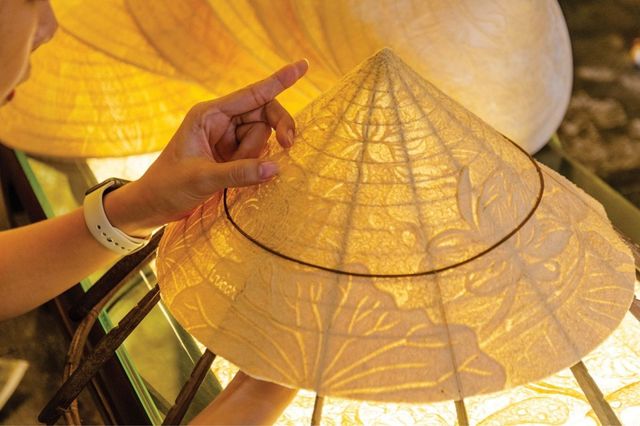 Nón lá Tây Hồ Huế