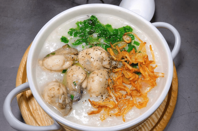 Thưởng thức cháo hàu Quảng Bình, đậm đà hương vị biển cả