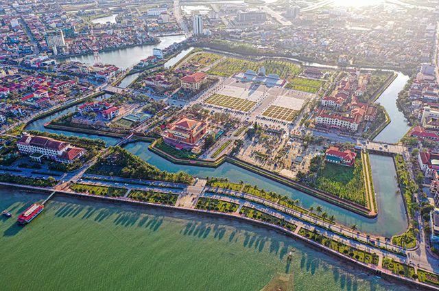 Toàn cảnh thành phố Đồng Hới nhìn từ trên cao với những mái nhà san sát và dòng sông Nhật Lệ hiền hòa.
