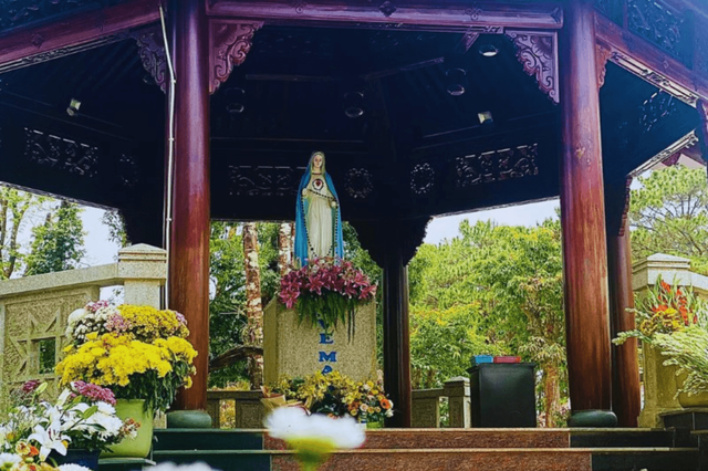 Tour-tượng-Đức-Mẹ-Măng-Đức