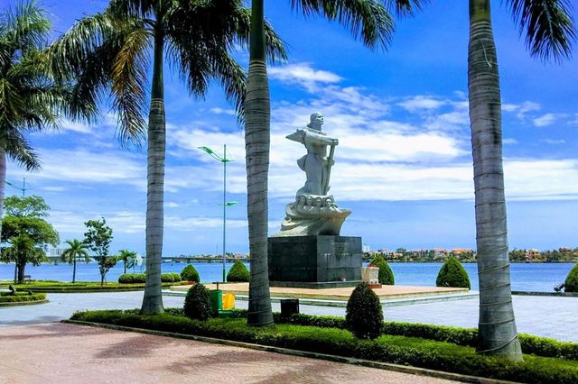 Tượng đài Mẹ Suốt bên sông Nhật Lệ
