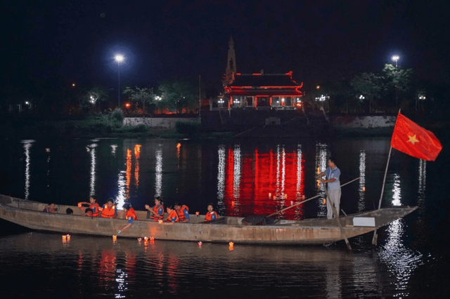 Bến thả hoa bên bờ sông Thạch Hãn