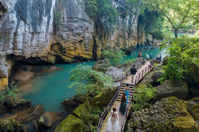 Cầu thang gỗ tại động Thiên Đường 
