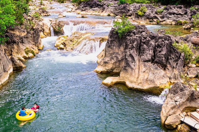Con thác nhỏ tại khe nước lạnh