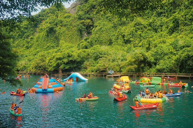 Trải nghiệm cầu trượt và các trò chơi dưới nước trên sông Chày