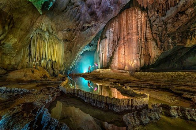 Không gian rộng lớn bên trong hang động 