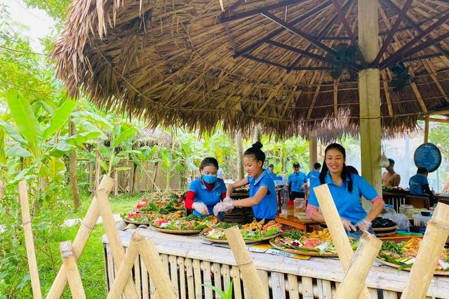 Khu bếp tất bật chuẩn bị những mẹt đồ ăn ngon