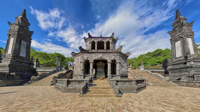 Hình ảnh bảo tháp và các tác phẩm khảm sành sứ tinh xảo tại trung tâm lăng Khải Định.