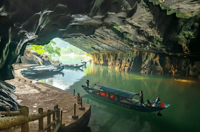 Những chiếc thuyền ở động phong nha